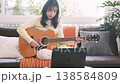 オンラインでギターを練習する女性 138584809