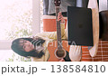 オンラインでギターを練習する女性 138584810