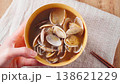 あさりの味噌汁 木製お椀に盛った家庭的な和食の一汁 138621229