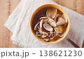 あさりの味噌汁 木製お椀に盛った家庭的な和食の一汁 138621230
