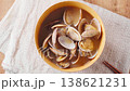 あさりの味噌汁 木製お椀に盛った家庭的な和食の一汁 138621231