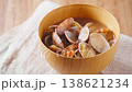 あさりの味噌汁 木製お椀に盛った家庭的な和食の一汁 138621234