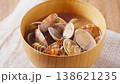あさりの味噌汁 木製お椀に盛った家庭的な和食の一汁 138621235