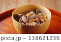 あさりの味噌汁 木製お椀に盛った家庭的な和食の一汁 138621236