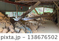 伝統工芸 小鹿田焼の土作り 唐臼で原土を砕く作業風景 138676502