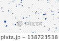 一段夢幻般的視頻，藍色玫瑰花瓣飄落下來。 138723538