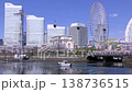 青空の下、満開の桜咲く神奈川県横浜市、みなとみらい地区のロープウェイと、桜を見に来た観光客と小型船舶 138736515