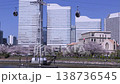 青空の下、満開の桜咲く神奈川県横浜市、みなとみらい地区の満開の桜とロープウェイと、桜を見に来た観光客 138736545