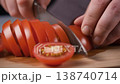 トマトを包丁で切る 138740714