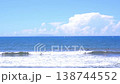 衝浪者在波光粼粼的夏日大海中享受衝浪的夏季形象 138744552