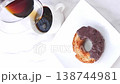 甜甜圈和咖啡 - 一段視頻，展示了在擺放著老式甜甜圈的桌子上倒咖啡的過程。 138744981