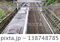8両編成のJRの電車が過ぎるところを上から見る 138748785