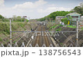 晴れた空の中、田舎道を走る電車 138756543