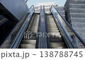 戶外扶梯，低角度拍攝，現代建築和藍天，城市影片。 138788745