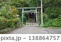 The torii gate, the entrance to the shrine in Hakone, and the paper streamers fluttering in the wind. 138864757
