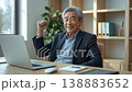 一位六十多歲的日本男子，一位資深商務人士，對在明亮的辦公室開始他的第二份職業充滿熱情。 138883652