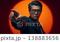 一幅戲劇性的畫面：一位四十多歲的日本男子目光銳利地指向前方，這幅肖像展現了強烈的意志力。 138883656