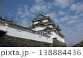 青空に映える和歌山城の天守閣へゆっくりとズームイン 138884436