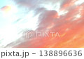 一段影片顯示，黎明時分紅色的雲朵逐漸變成藍色的天空。 138896636