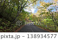 紅葉が美しい裏磐梯の林道をドライブ 138934577