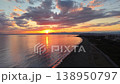 富士山とえぼし岩の間に沈む夕日が海に映るドローン映像 138950797