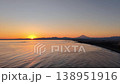 美しいオレンジに染まる夕日と富士山のドローン映像 138951916