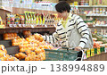 婦女在超市購物 138994889