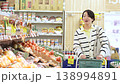 婦女在超市購物 138994891