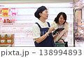 商店員工擋住了過道 138994893