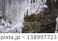 雪水從巨大的冰柱上滴落 138997723