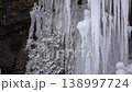 雪水從巨大的冰柱上滴落 138997724
