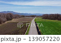 從群馬縣妻戀村北輕井澤地區俯瞰淺間山和春季農田。 139057220