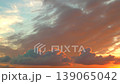 一段黎明前雲朵飄過的影片。 139065042