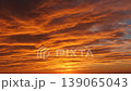 一段影片顯示，日落前紅色的雲朵漸漸飄散，夜幕降臨。 139065043