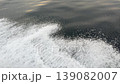 一艘快艇疾馳在海面上，激起陣陣水花。 139082007
