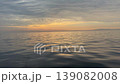 乘著快艇，在落日餘暉的映照下，飛馳在海面上，激起陣陣浪花。 139082008