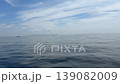 一艘小船航行在藍天碧海之上，可以看到波浪。 139082009