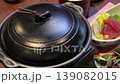 揭開日式套餐中豬排火鍋的蓋子。 139082015