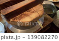 揭開釜飯碗的蓋子，碗上會放上蛋絲和海苔。 139082270