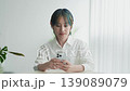 操作智能手機的婦女 139089079