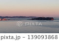 夕日に染まる江ノ島と辻堂海岸のサーファーのドローン映像 139093868