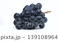 濕葡萄（長野紫）在白色背景上緩慢旋轉的 4K 視頻 139108964