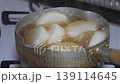 大根を煮る様子 139114645