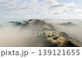 一段無縫循環動畫視頻，展現了雲朵飄過山脊的景象。 139121655