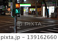 台北（台灣）的夜景街景和行人交通號誌倒數計時 139162660