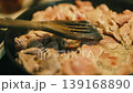 Pork is stir-fried in oil in a frying pan until fragrant. 139168890