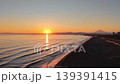 湘南海岸から富士山と夕日とサーファーのドローン映像 139391415
