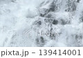 岩肌の上を流れる滝の水 139414001