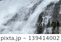 岩肌の上を流れる滝の水 139414002