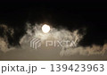太陽從烏雲後探出頭來。 139423963